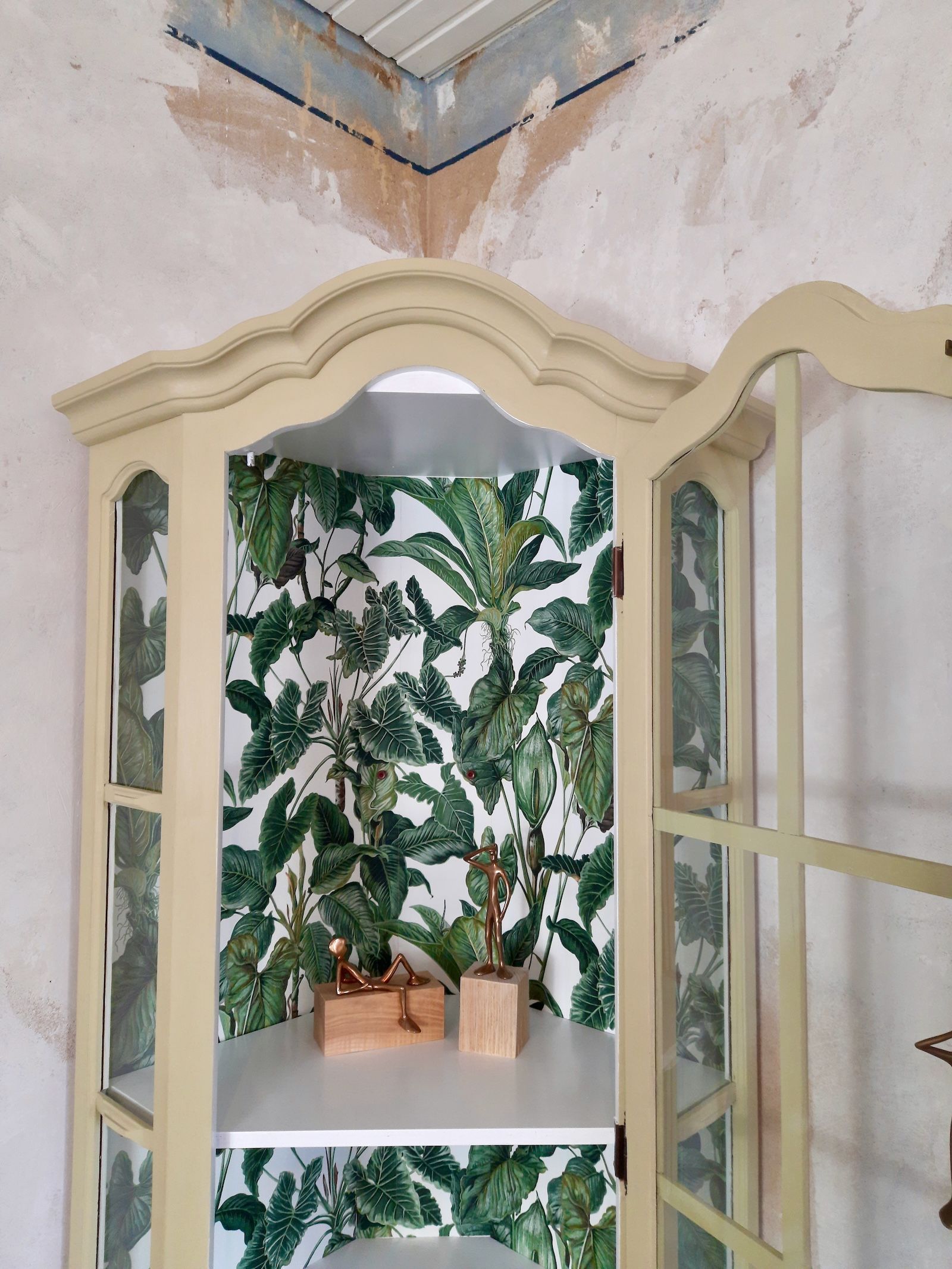 Wunderschöne champagnerfarbene Eckvitrine im Landhausstil, eintürig mit floraler Rückwand