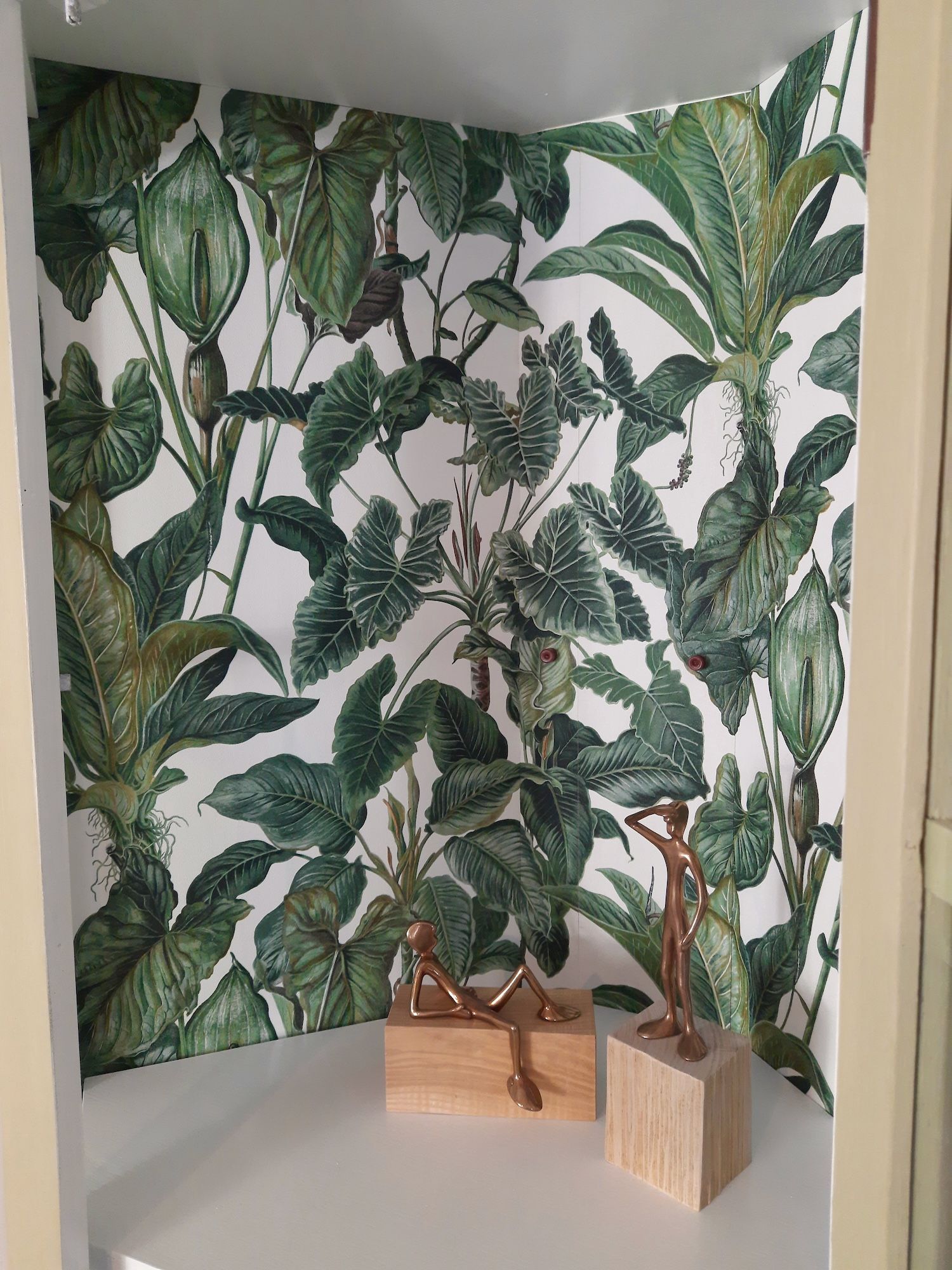 Wunderschöne champagnerfarbene Eckvitrine im Landhausstil, eintürig mit floraler Rückwand