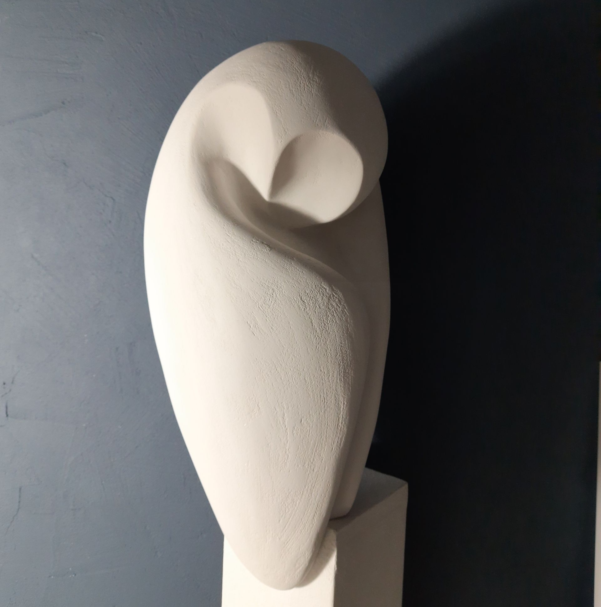 Will hoch hinaus: FRIEND No 4 Kleine Bronzefigur der Serie Friends von Bildhauer Oliver Pohl, klettert an einem Stein.