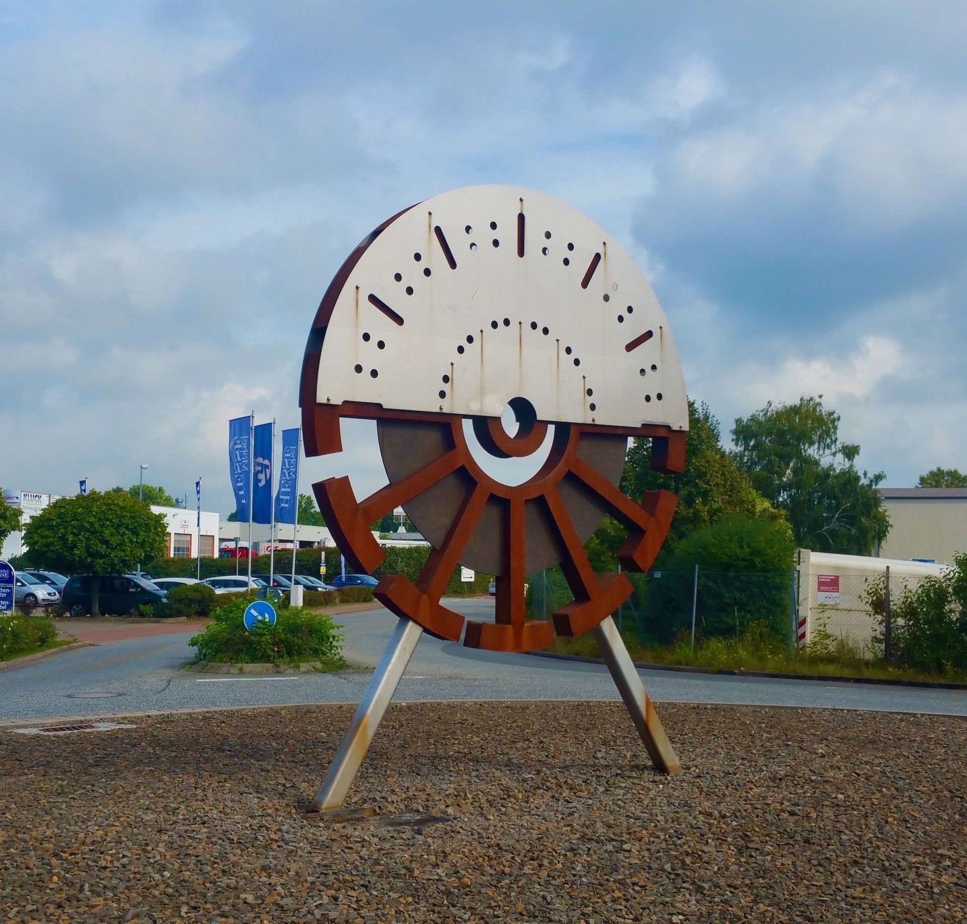 Das Foto zeigt die Metallskulptur