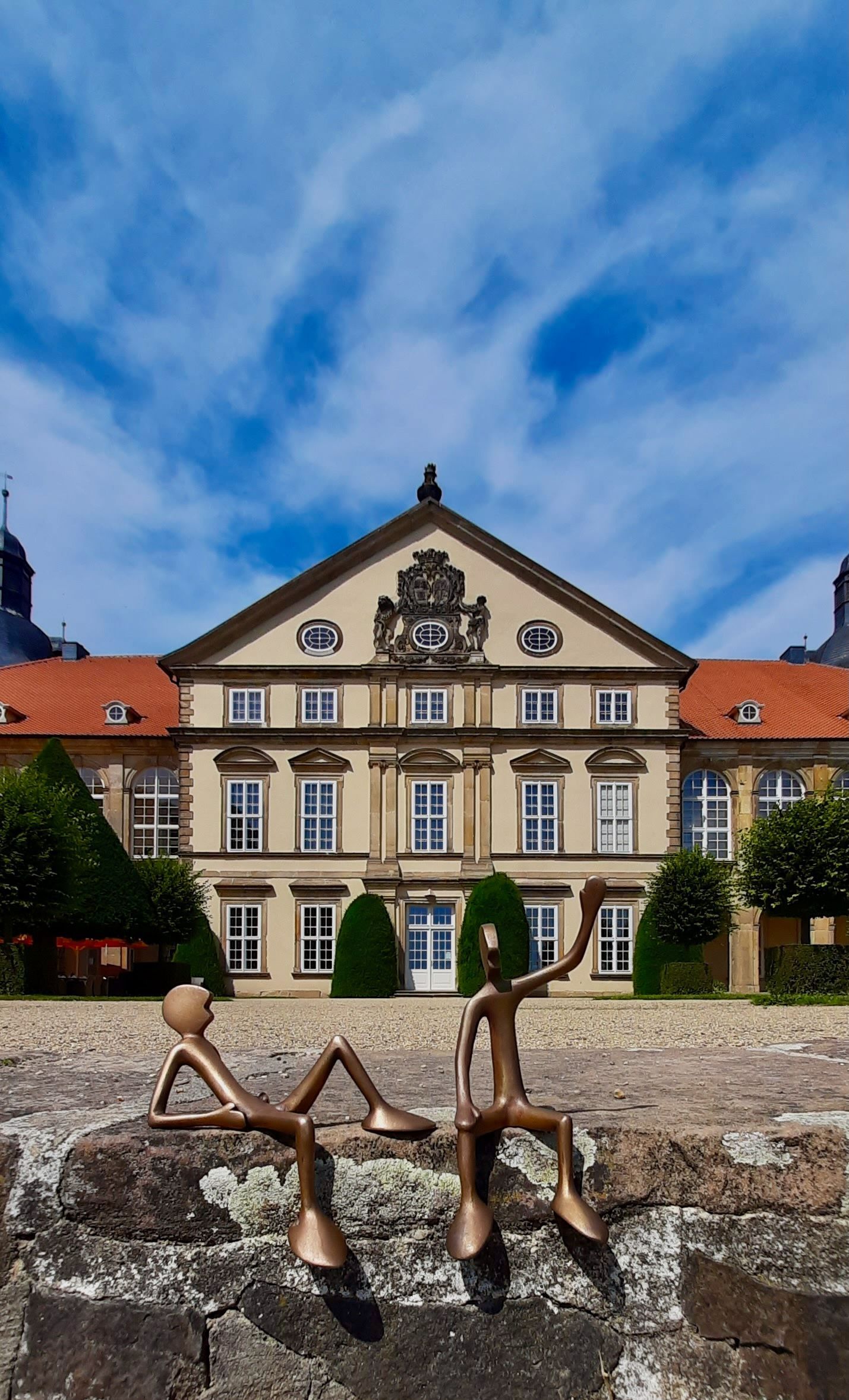 Bronzefiguren FRIENDs von Bildhauer Oliver Pohl vor dem Schloß Hundisburg