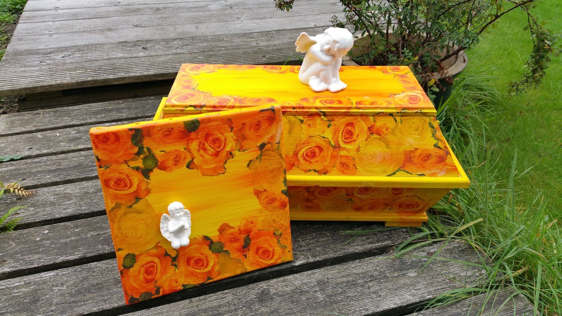 Das Bild zeigt einen individuell bemalten Sarg der Künstlerin Georgia Hindenburg aus Haste im Schaumburger Land.