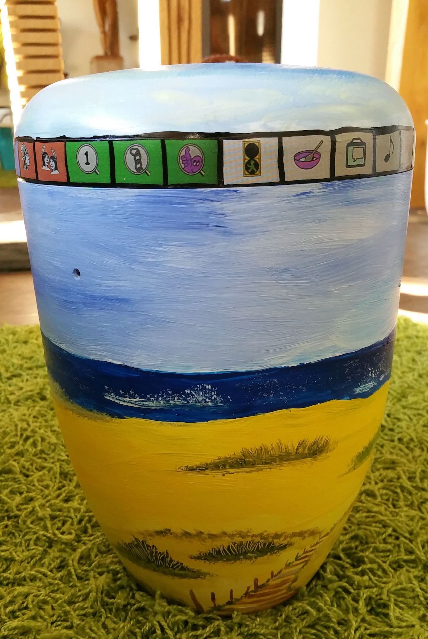 Das Bild zeigt eine individuell bemalte Urne der Künstlerin Georgia Hindenburg aus Haste im Schaumburger Land.