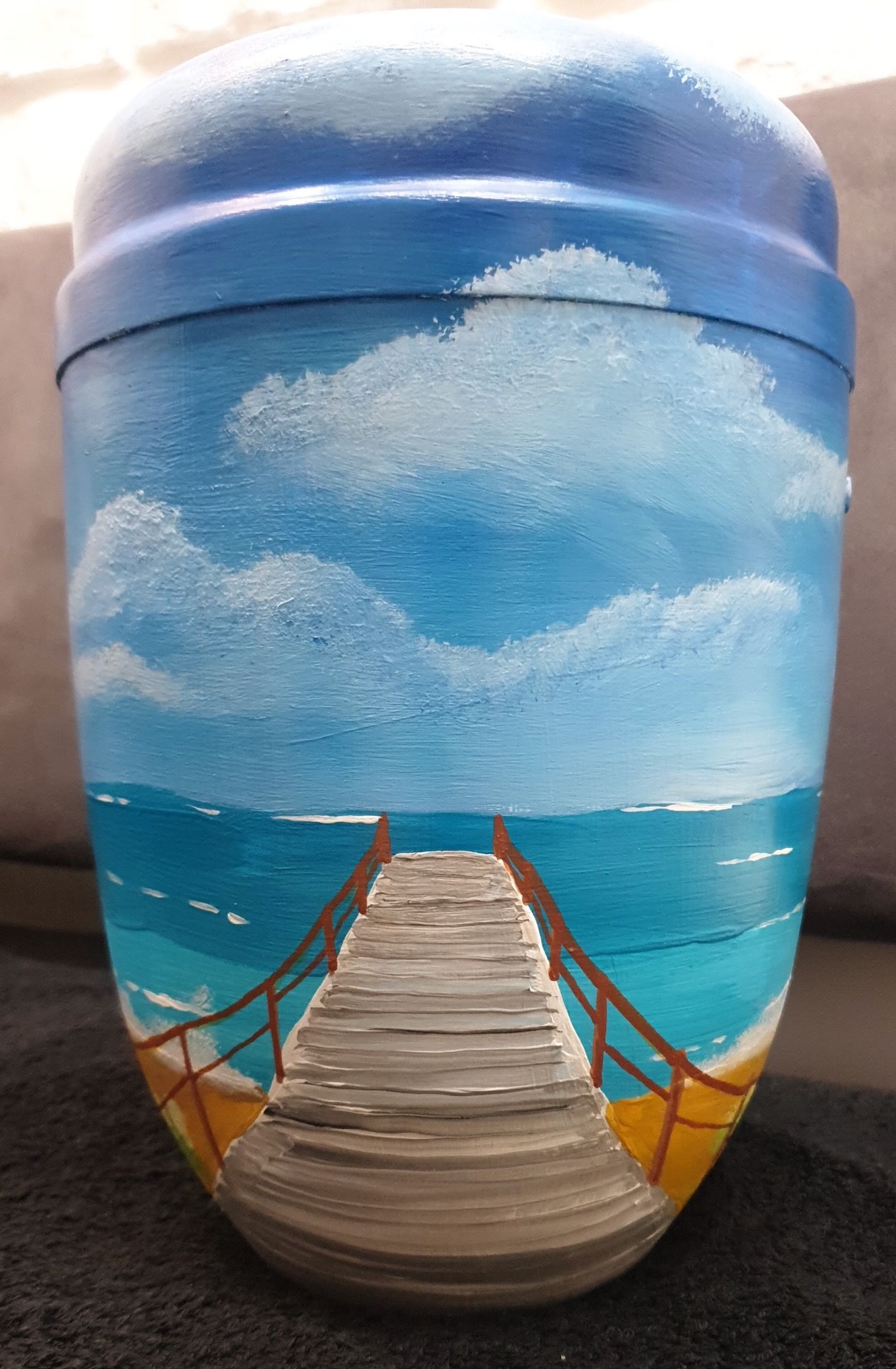 Das Bild zeigt eine individuell bemalte Urne der Künstlerin Georgia Hindenburg aus Haste im Schaumburger Land.