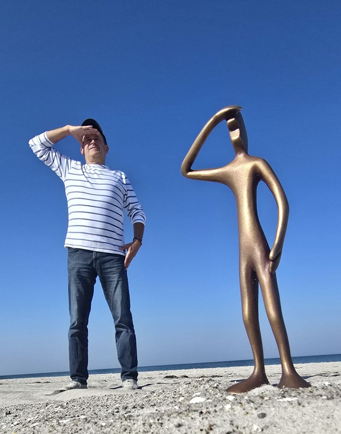 Bronzefiguren FRIENDs von Bildhauer Oliver Pohl am Strand von Dierhagen