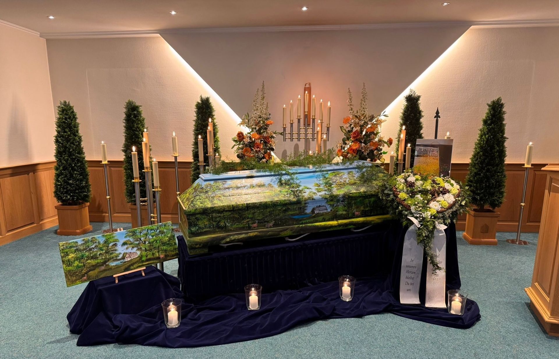 Ein von Georgia Hindenburg bemalter Sarg in der Trauerhalle