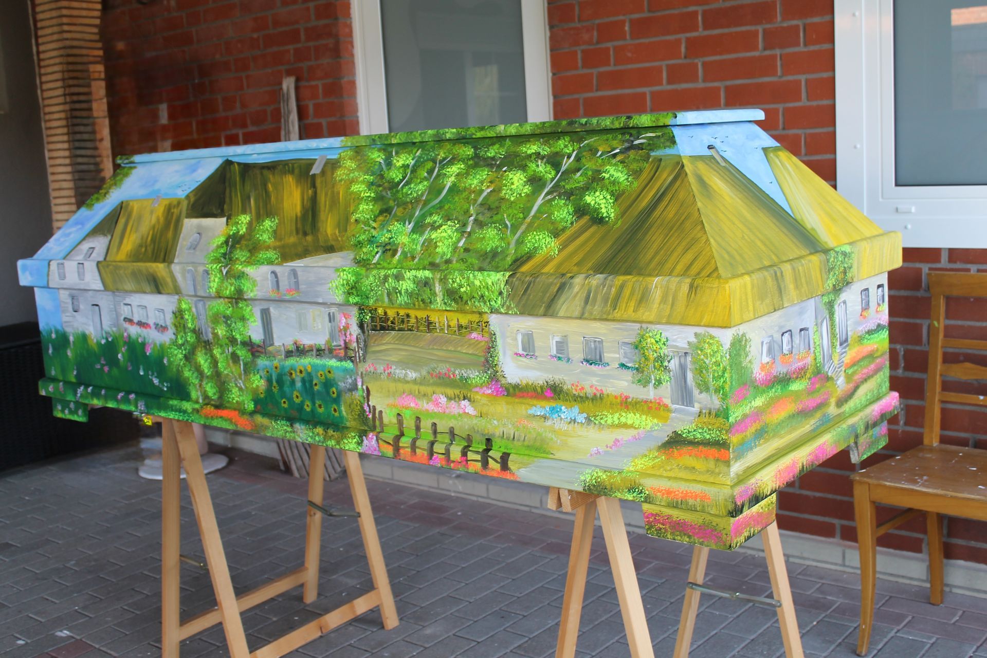 Das Bild zeigt einen individuell bemalten Sarg der Künstlerin Georgia Hindenburg aus Haste im Schaumburger Land.