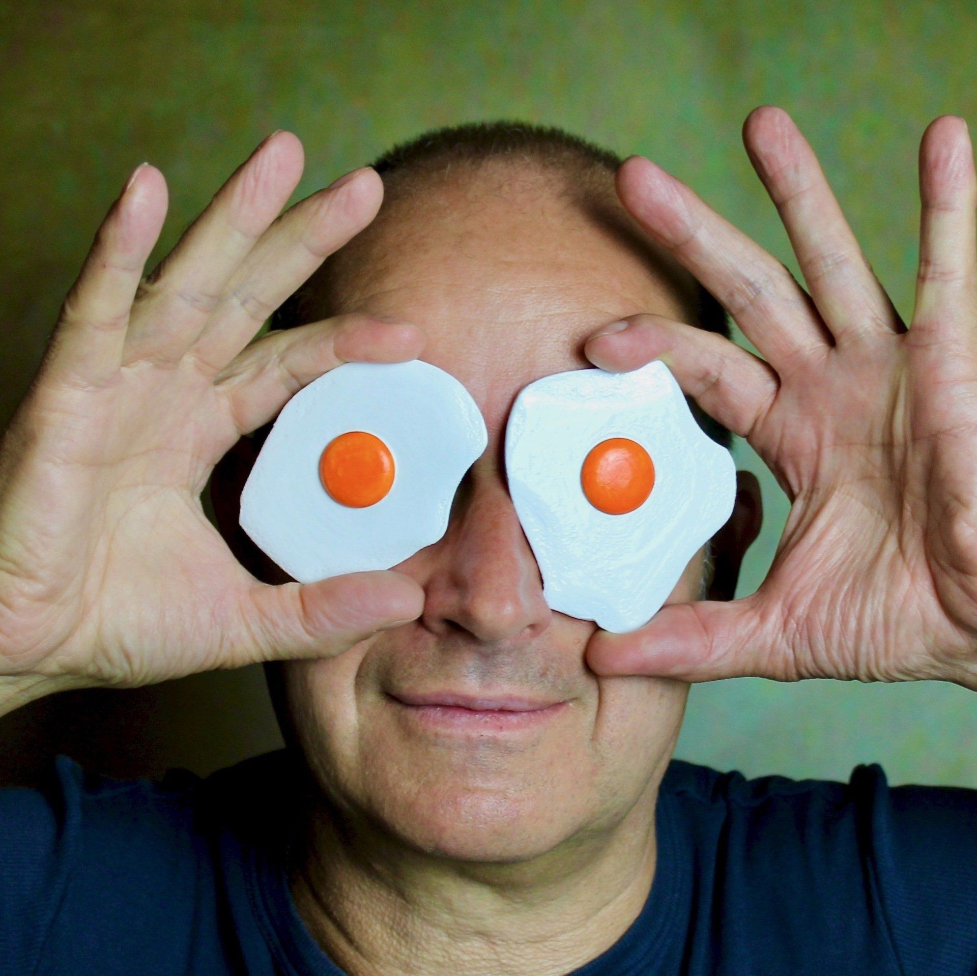 Das Bild zeigt Spiegeleier-Skulpturen von Bildhauer und Künstler Oliver Pohl aus Haste bei Wunstorf am Steinhuder Meer.