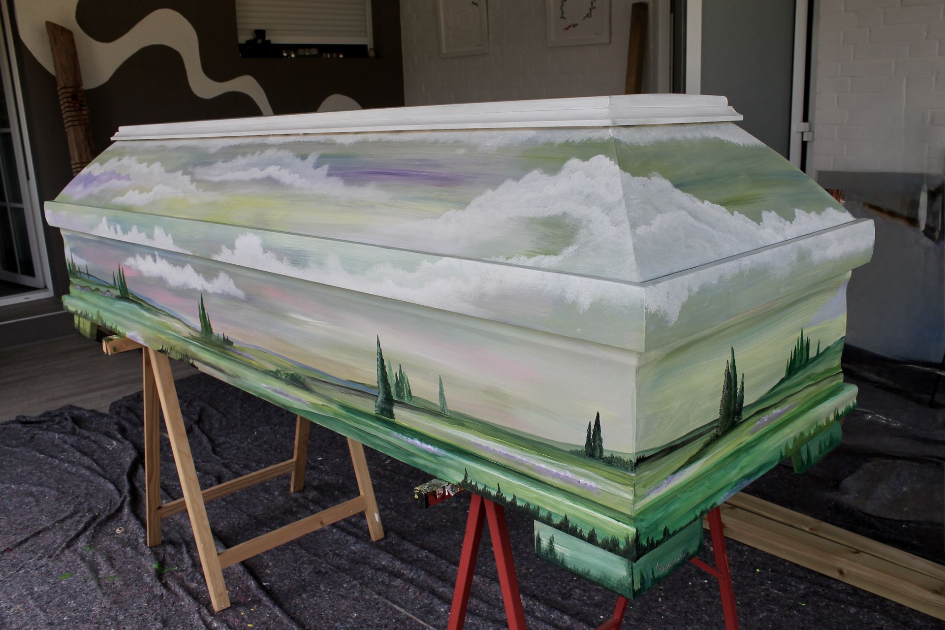 Das Bild zeigt einen individuell bemalten Sarg der Künstlerin Georgia Hindenburg aus Haste im Schaumburger Land.