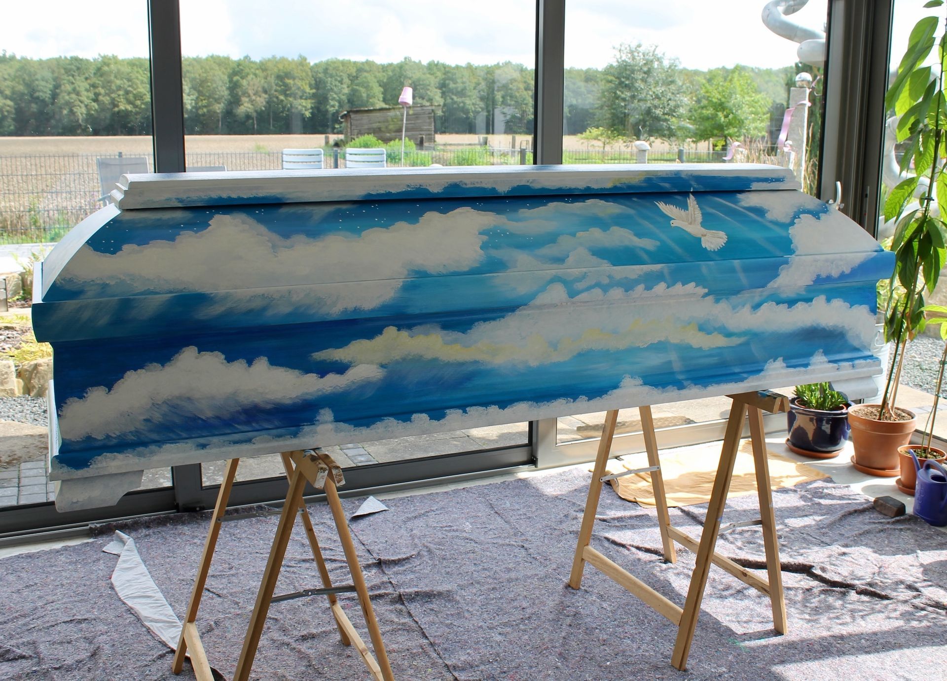 Das Bild zeigt einen individuell bemalten Sarg der Künstlerin Georgia Hindenburg aus Haste im Schaumburger Land.