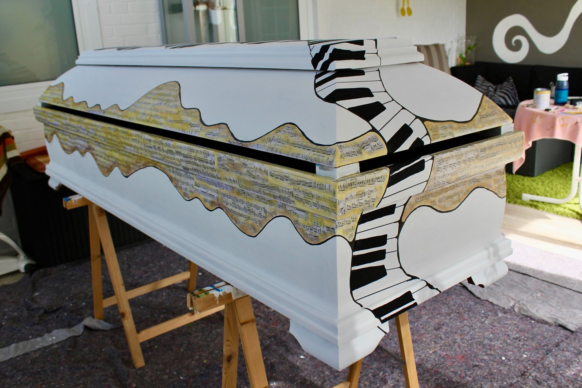 Das Bild zeigt einen individuell bemalten Sarg der Künstlerin Georgia Hindenburg aus Haste im Schaumburger Land.