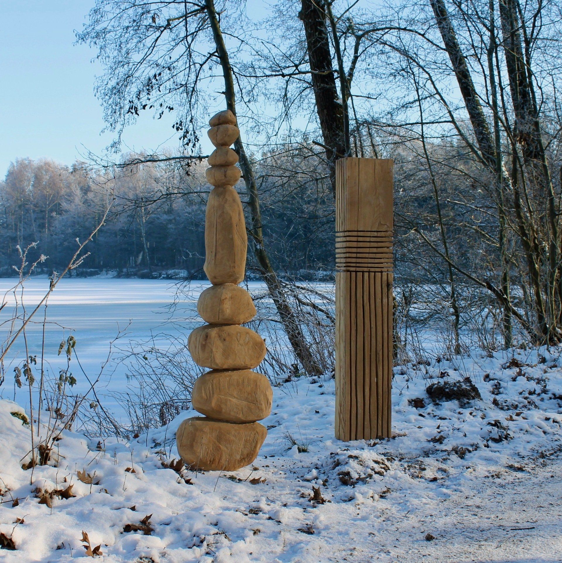 Das Bild zeigt moderne Skulpturen aus Holz von Bildhauer Oliver Pohl aus Haste bei Wunstorf.