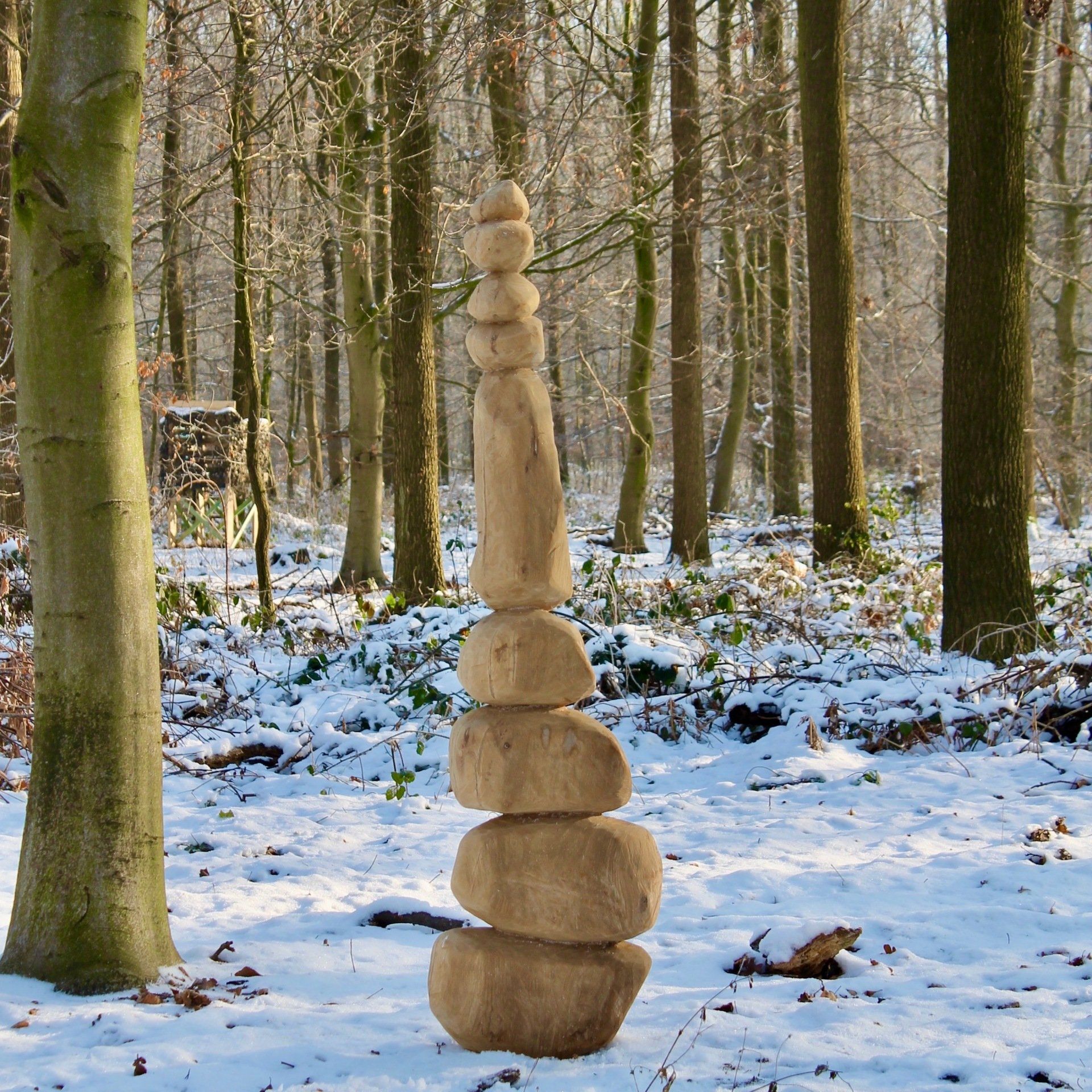 Das Bild zeigt eine moderne Holzskulptur aus Kirschbaumholz von Bildhauer Oliver Pohl aus Haste bei Wunstorf.