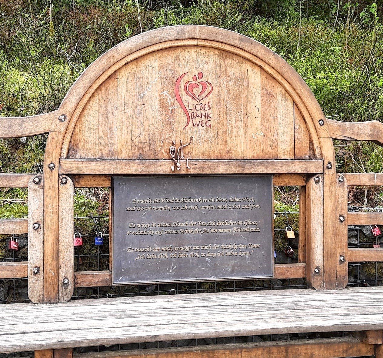 Das Foto zeigt eine Bronzetafel von Bildhauer Oliver Pohl aus Haste bei Wunstorf. Sie steht seit 2007 am Liebesbankweg in Hahnenklee im Harz.