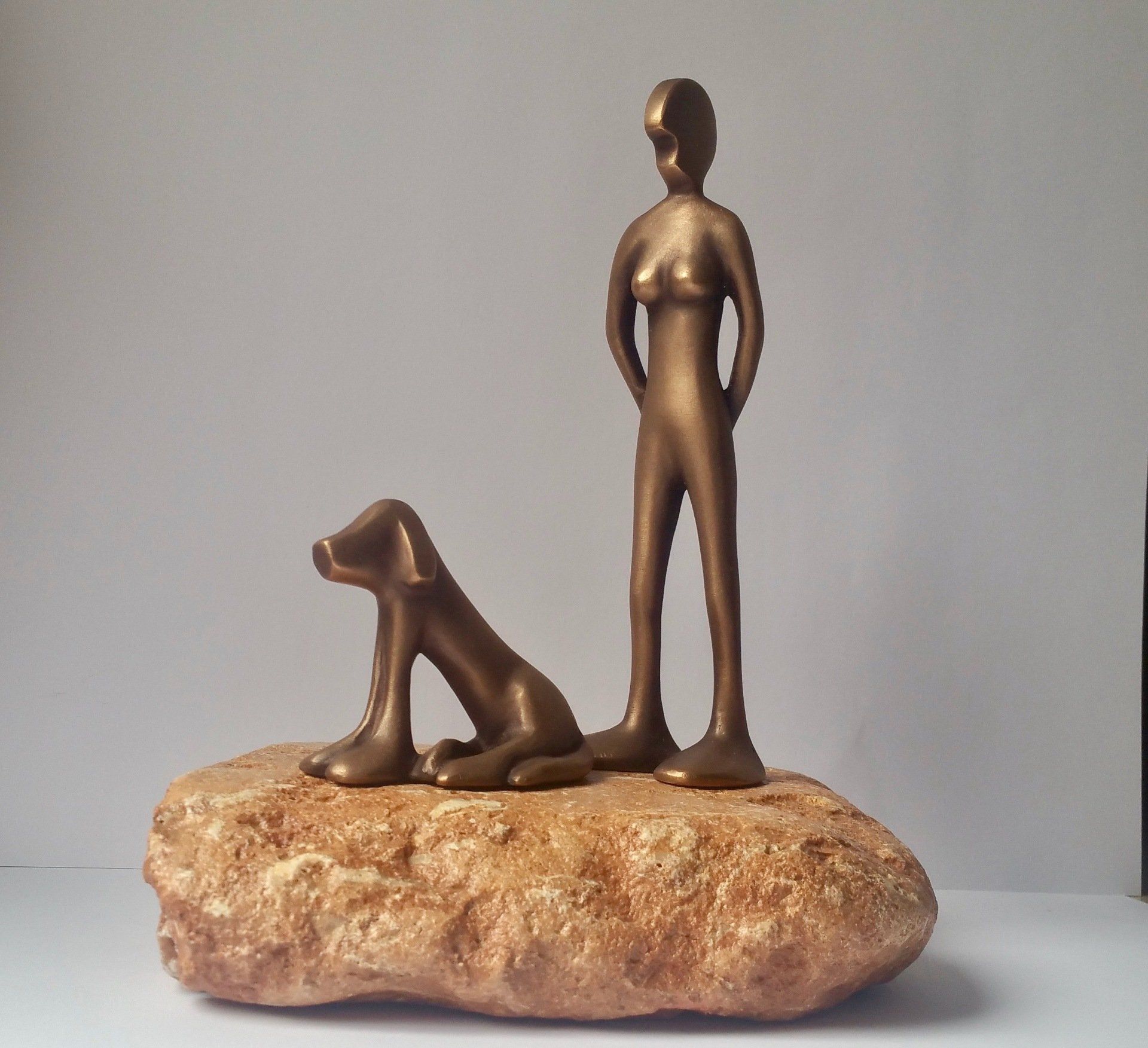 Das Bild zeigt das FRIENDsgirl No 11 und den FRIENDshund No 14 auf einem Steinsockel montiert.