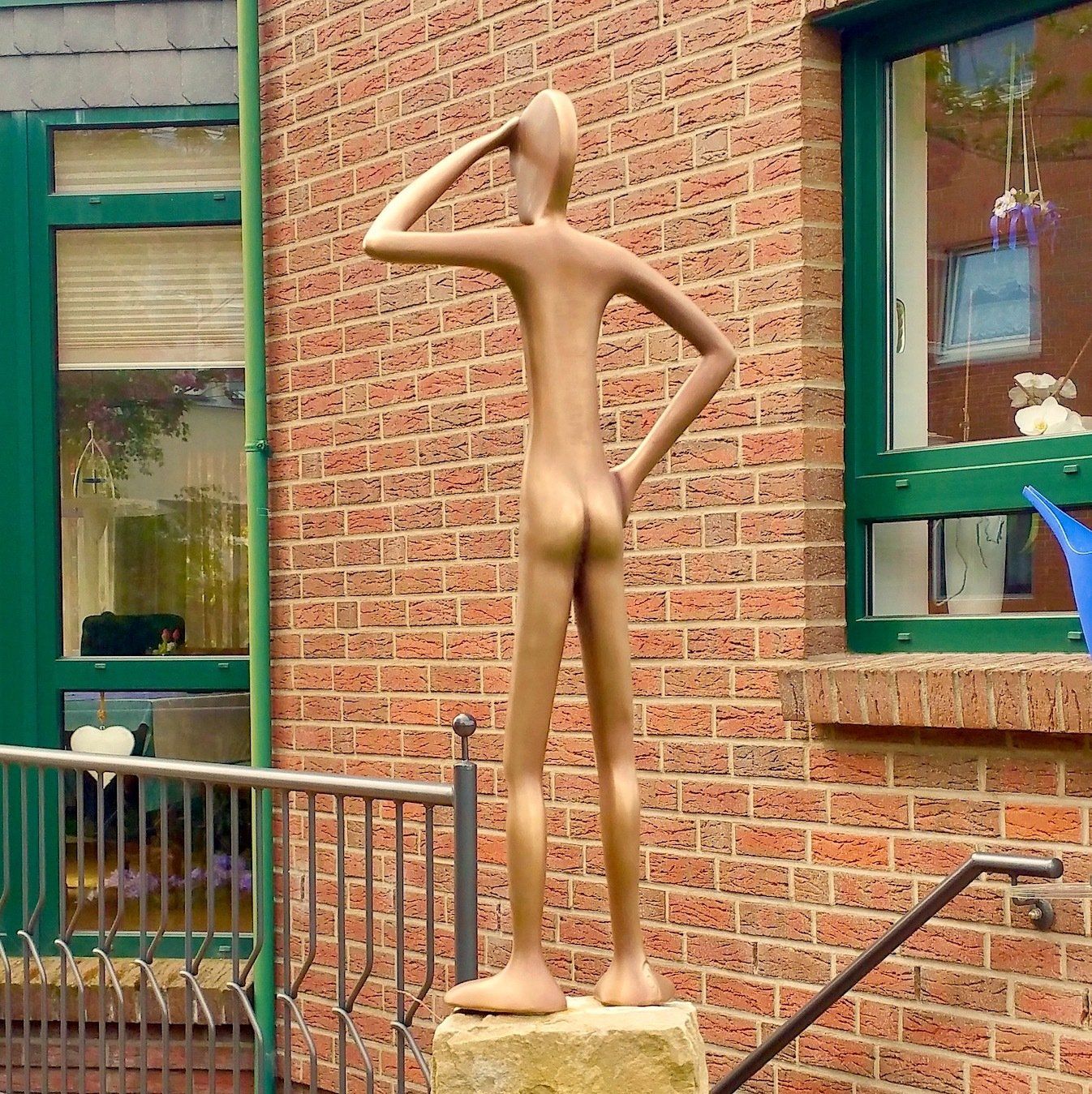 Das Bild zeigt, was eine Kundin/ein Kunde mit einer Figur der Serie Friends von Bildhauer Oliver Pohl selber gebaut hat.