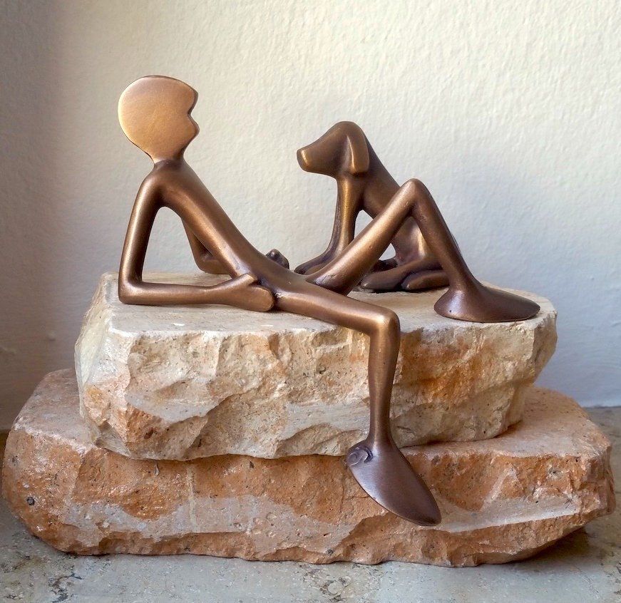 Das Bild zeigt die Figur Friend No 4, den Lümmler, mit dem Friendshund No 14 auf einem Steinsockel montiert.