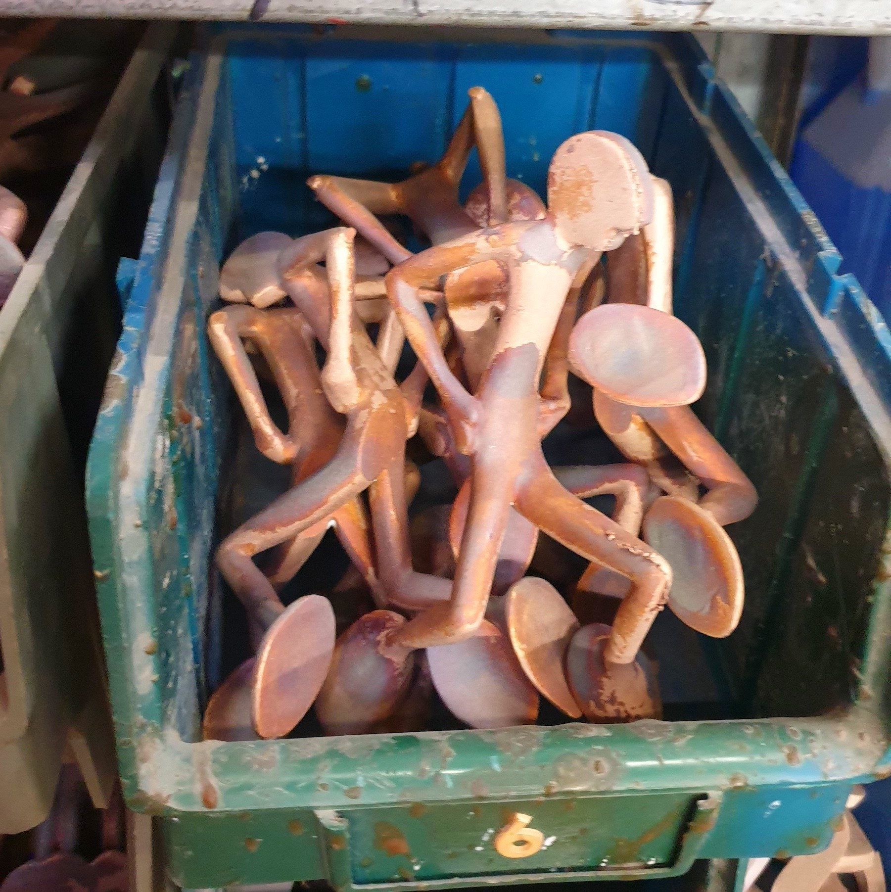 Das Bild zeigt Figuren der Serie Friends von Oliver Pohl. Die Figuren sind aus der Keramikform gekommen und werden nun in Handarbeit fertig bearbeitet.