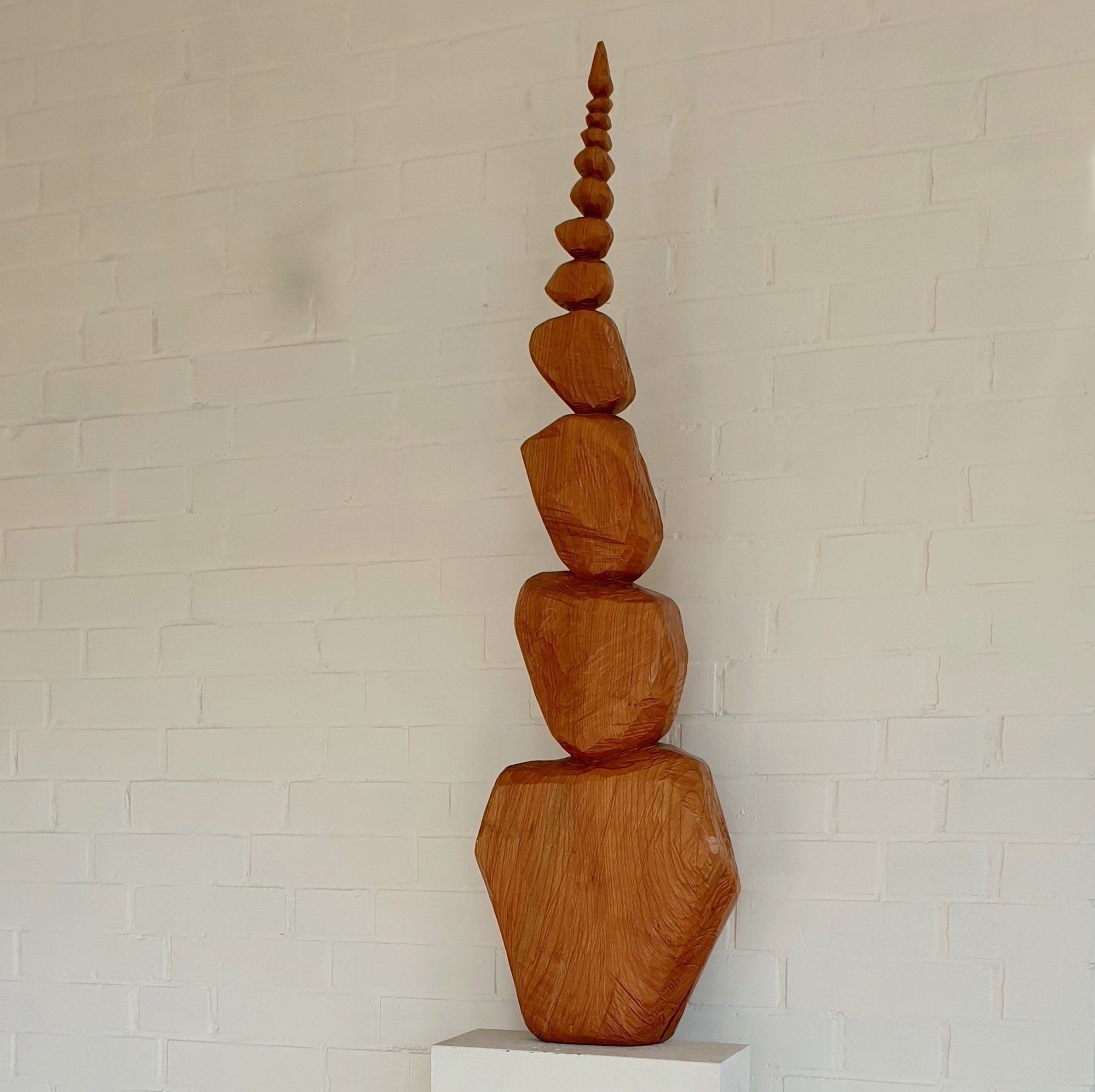 Das Bild zeigt eine moderne Holzskulptur aus Kirschbaumholz von Bildhauer Oliver Pohl aus Haste bei Wunstorf.