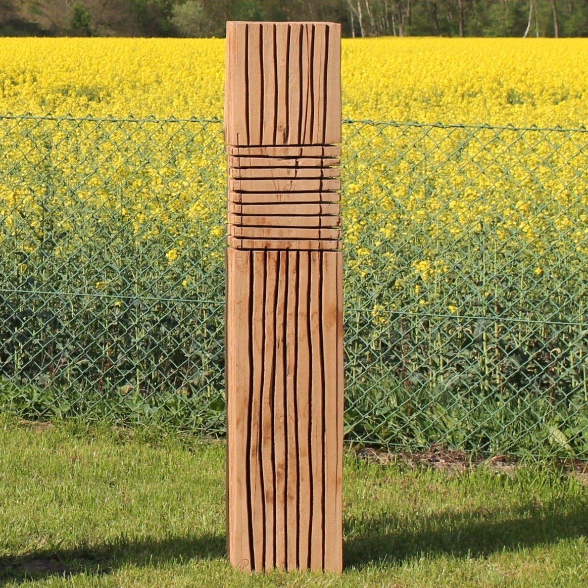Das Bild zeigt eine moderne Holzskulptur aus Ulmenholz von Bildhauer Oliver Pohl aus Haste bei Wunstorf.