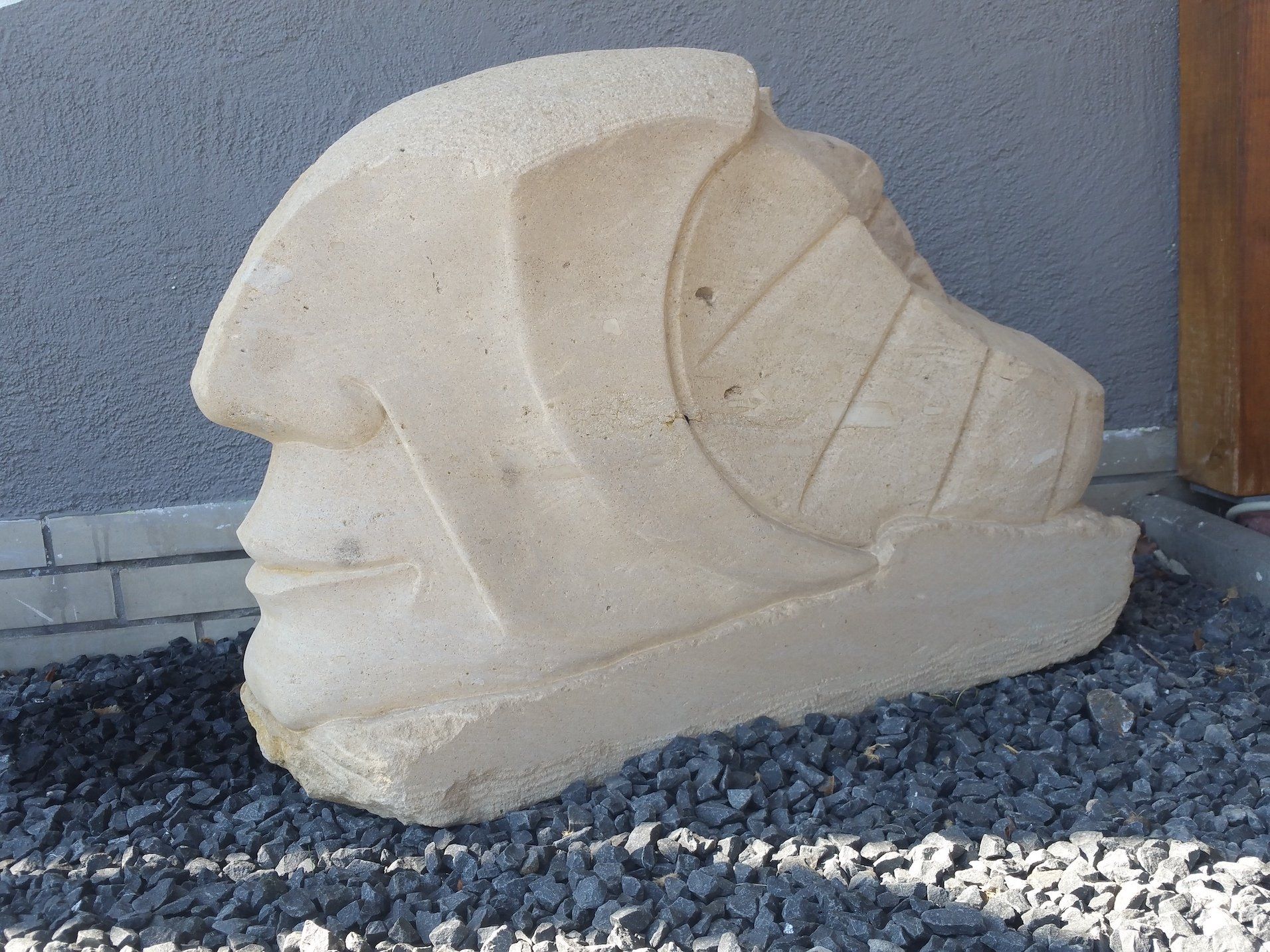 Das Foto zeigt eine Steinskulptur von Bildhauer und Künstler Oliver Pohl aus Haste im Schaumburger Land. Sie stellt das Sternzeichen