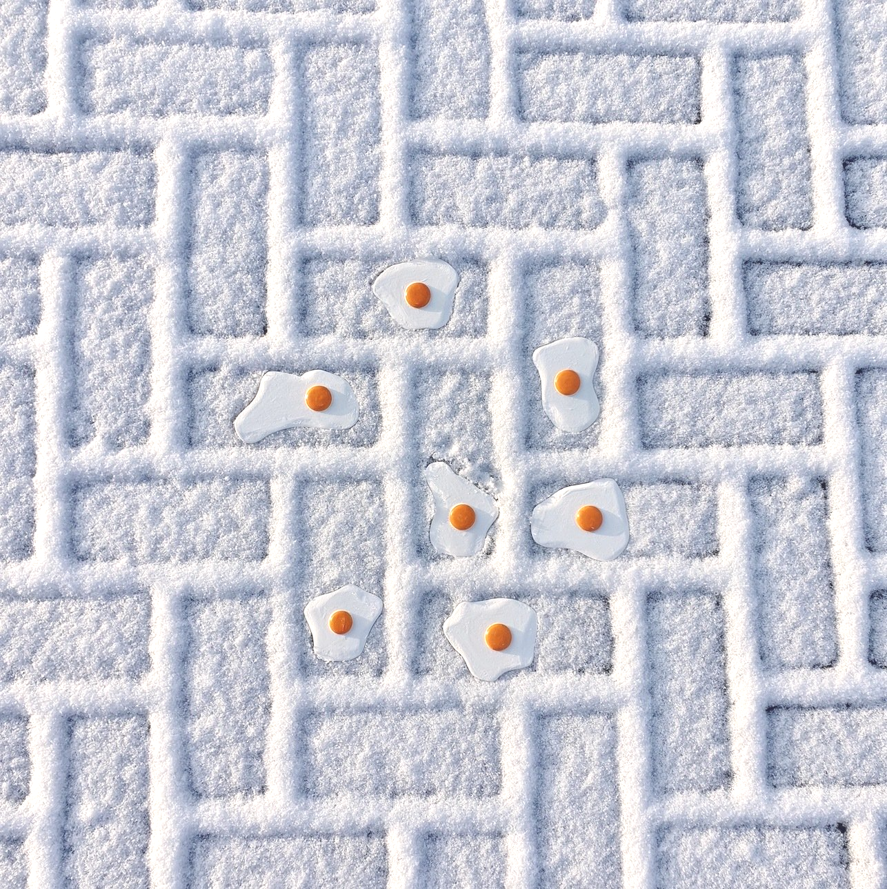 Das Bild zeigt Pop Art Spiegeleier-Skulpturen von Bildhauer und Künstler Oliver Pohl aus Haste bei Wunstorf in einer Winterlandschaft mit Schnee.