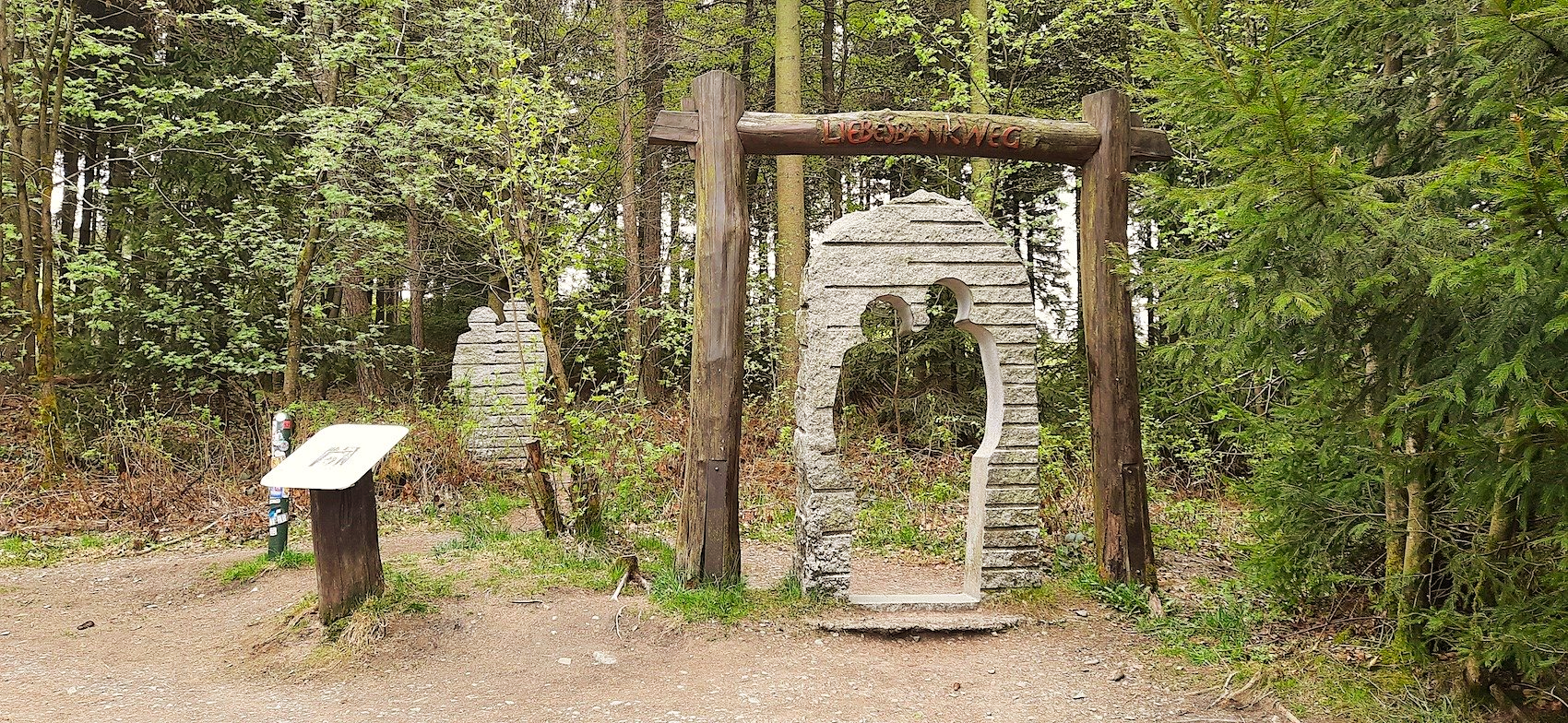 Das Foto zeigt eine begehbare Skulptur aus Granit von Bildhauer Oliver Pohl aus Haste bei Wunstorf. Sie heißt