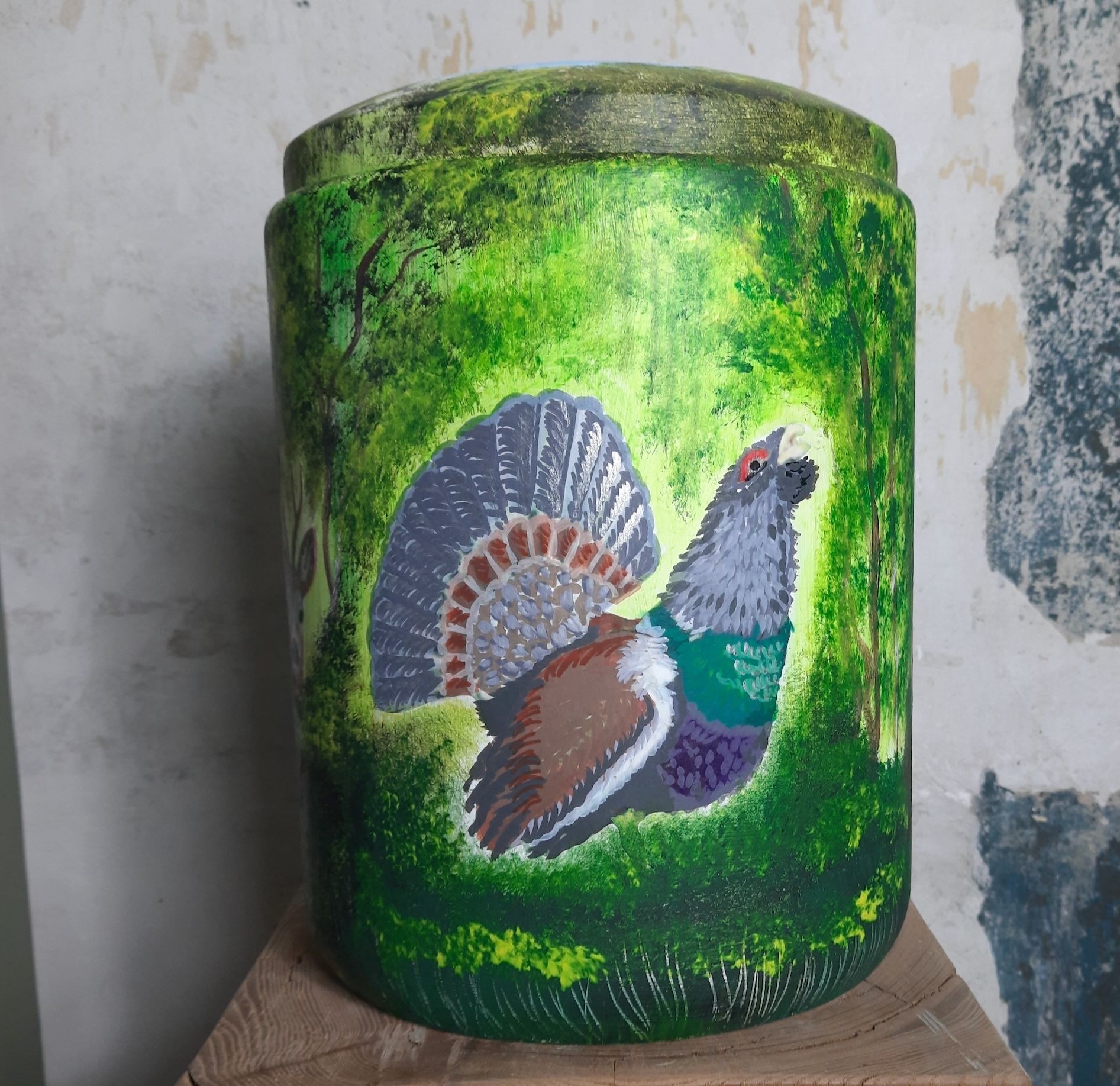 Urne mit Jagdmotiv und Auerhahn
