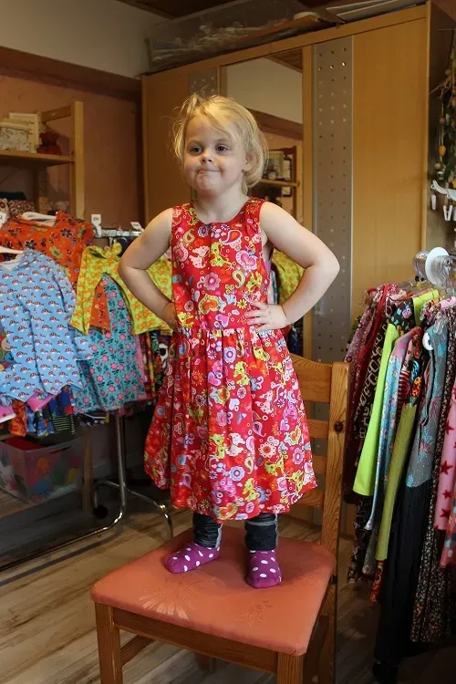 MädchenkleidausBaumwolleSommerkleidGroesse104rot- Mini Tilli by Sonja - Manufaktur für außergewöhnliche Kindermode in Trimbs
