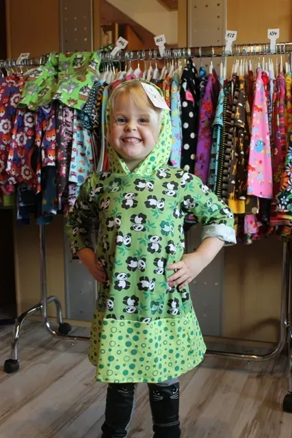 MädchenkapuzenkleidJerseyPandagrün- Mini Tilli by Sonja - Manufaktur für aussergewoehnliche Kindermode in Trimbs