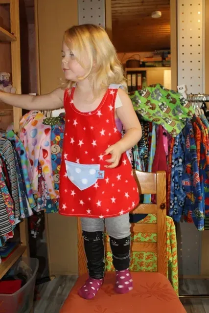 Mädchen Fleeceschürze rot Mini Tilli by Sonja - Manufaktur für außergewöhnliche Kindermode in Trimbs