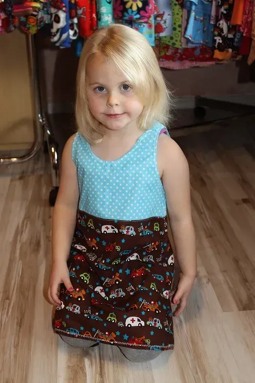 Mädchenschürze mit Autos Größe110 - Mini Tilli by Sonja - Manufaktur für außergewöhnliche Kindermode in Trimbs