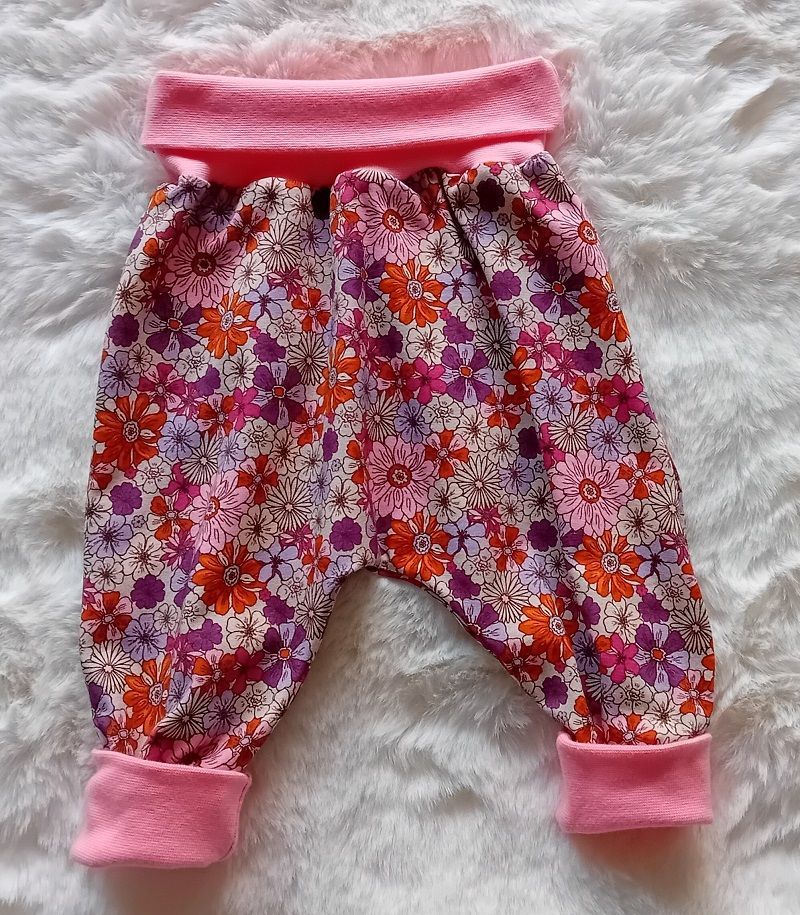 Mitwachshose mit umgeschlagenen Bündchen am Bauch und den Beinen Pumphosen zum mitwachsen für Kinder und Babys von Mini Tilli by Sonja