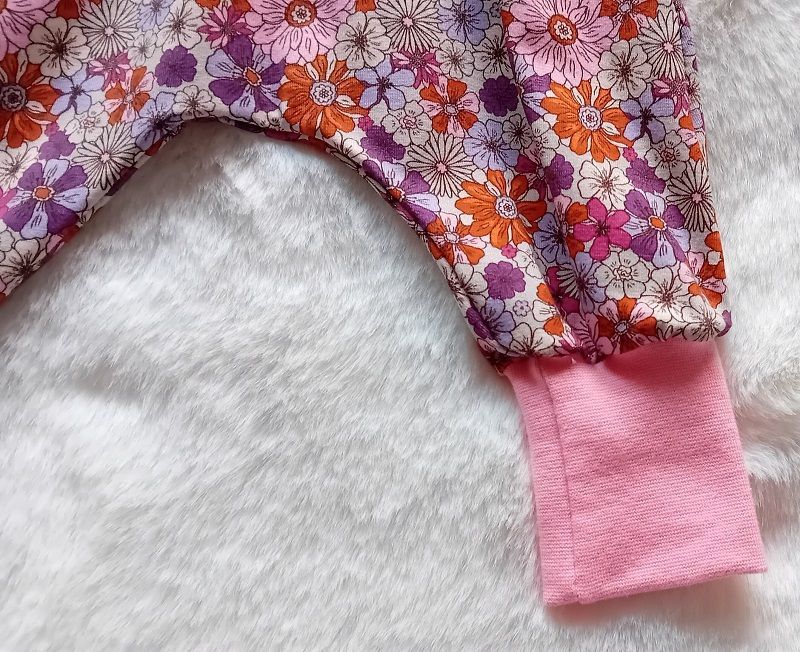 Elastische Beinbündchen der Mitwachshose für Kinder Mitwachshosen für Kinder können durch die breiten Bündchen am Bauch und den Beinen umgeschlagen werden