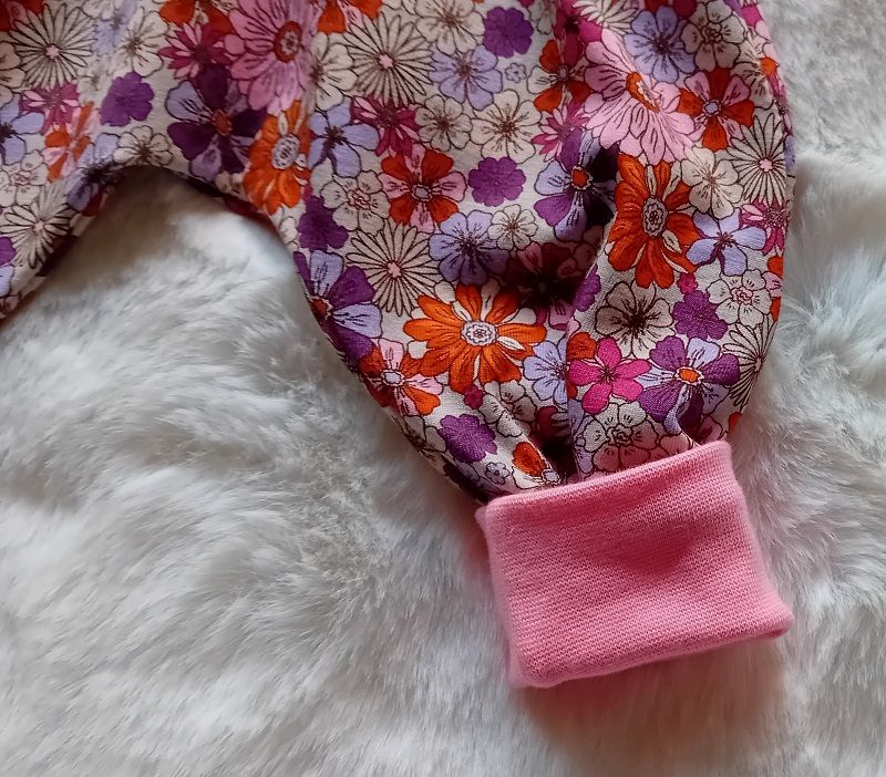 umgeschlagenes Beinbündchen Mitwachsende Pumphosen von Mini Tilli by Sonja