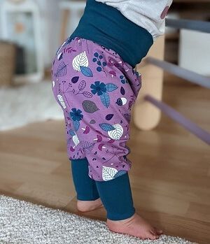Mini Tilli by Sonja - selbstgenähte Kinderkleidung - Tragefoto von mitwachsender Babypumphose