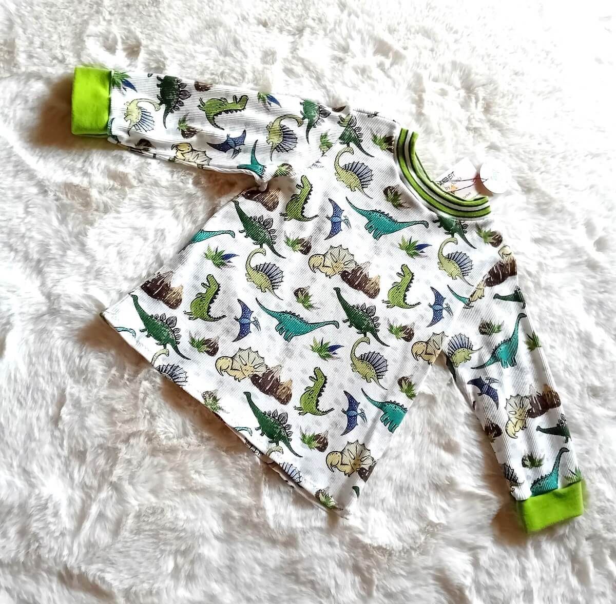 Handgemachter Jungenpullover mit Dinosauriern in Größe 86