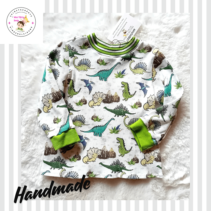Handgemachter Jungenpullover mit Dinosauriern in Größe 86