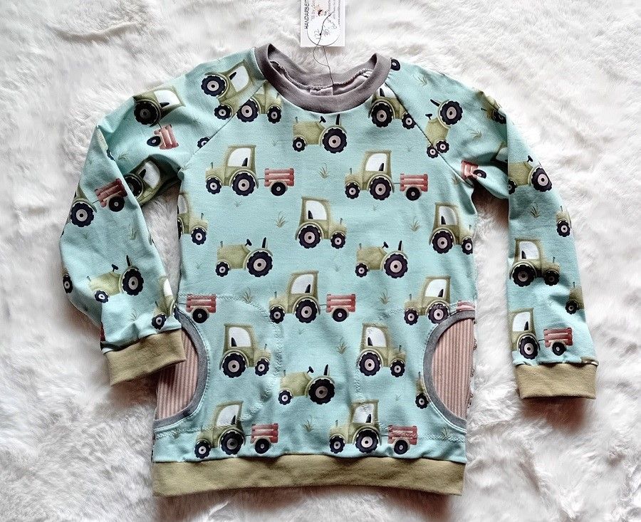Selbstgenähter Pullover für Jungen mit Traktoren in Größe 122 - Mini Tilli by Sonja