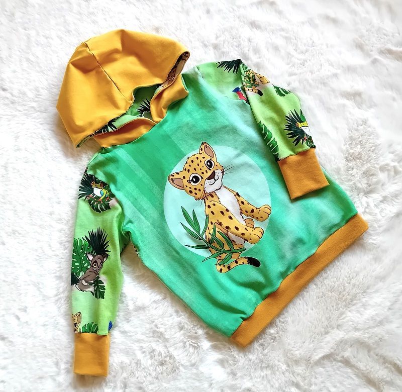 Mini Tilli by Sonja - Selbstgenähte Kinderkleidung - Mädchenpullover mit Safarimotiven Größe 98/104