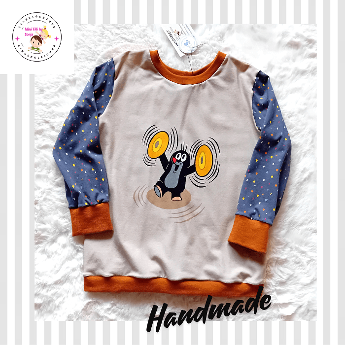Handgemachter Kinderpullover mit dem kleinen Maulwurf beim musizieren in Gr. 110/116 - Mini Tilli by Sonja