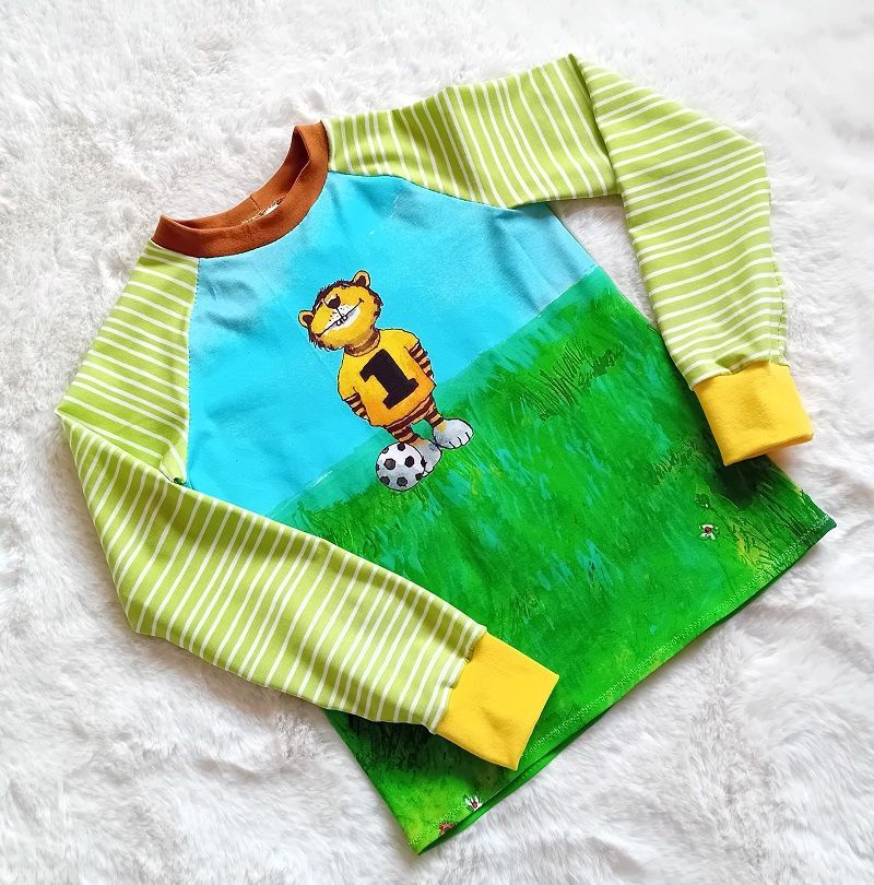 Mini Tilli by Sonja - Selbstgenähte Kinderkleidung - Janosch Pullover Fußball