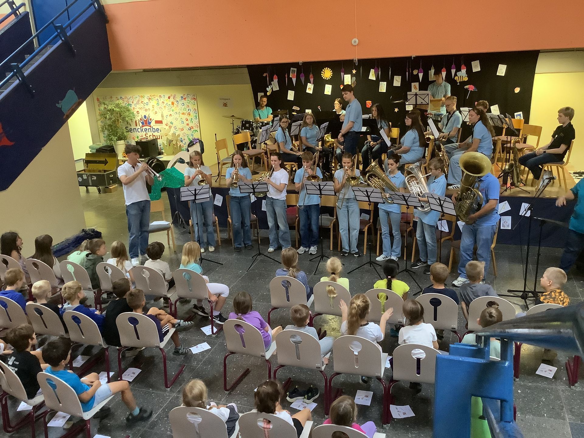 Am 20.08.2026 brachte das Jugendblasorchester der Freiwilligen Feuerwehr Villmar das Schulhaus zum B
