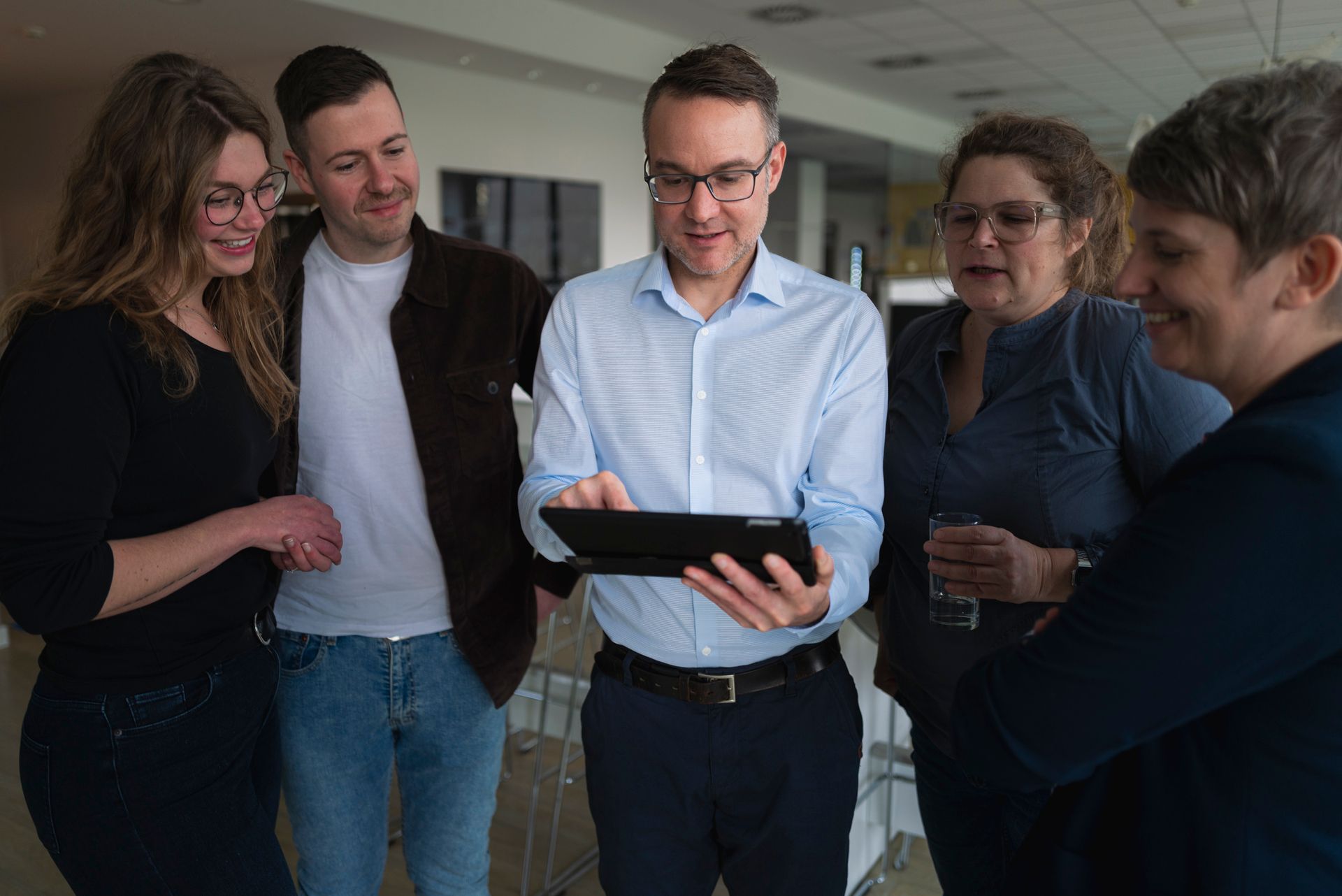 Hildebrandt Medientraining Torben Hildebrandt mit Teilnehmern eines Kamera- und Interviewtrainings