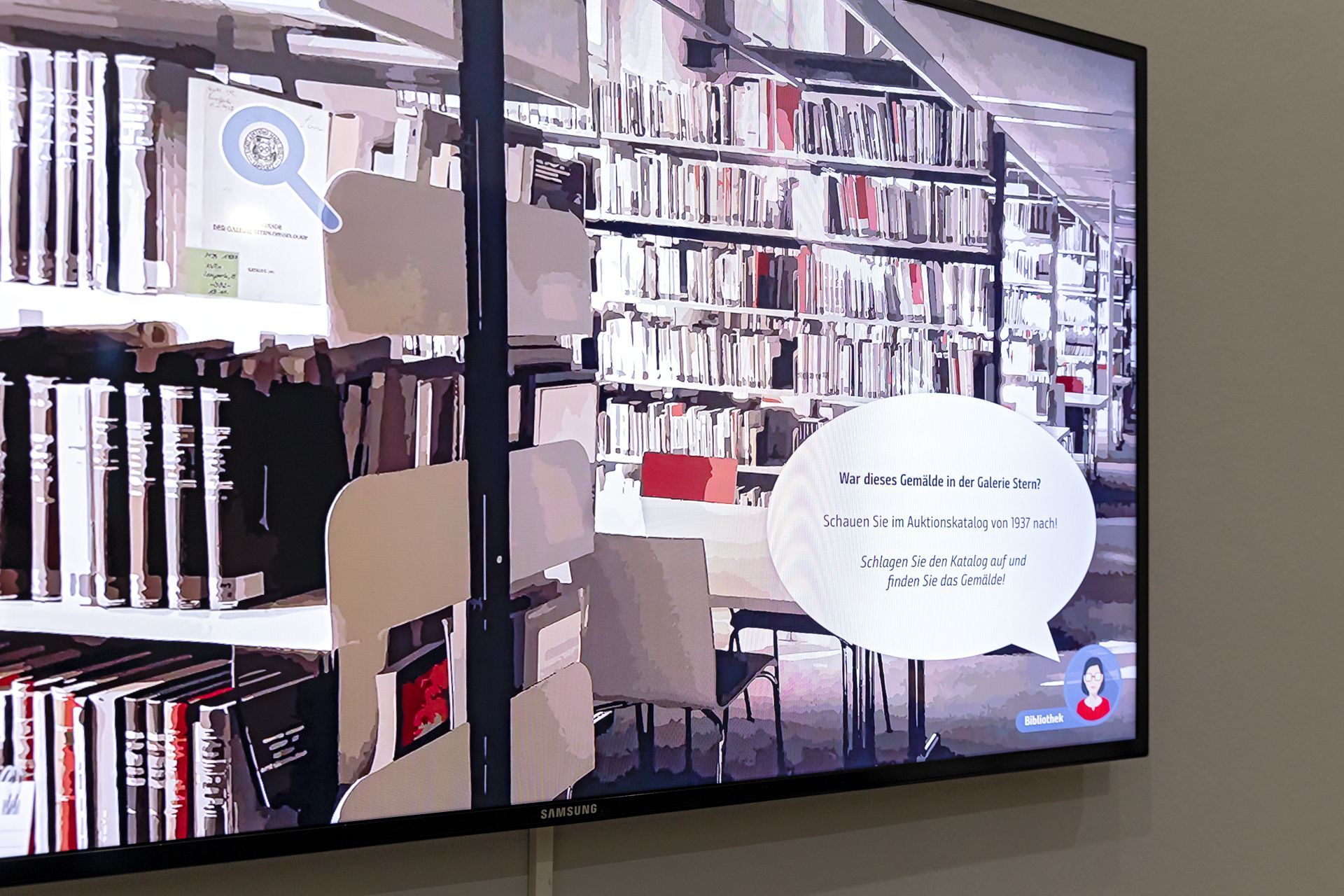 Monitoransicht: Ein Raum mit Bücherregalen und einem Tisch und Stühlen. Rechts unten im Kreis eine gezeichnete Frau mit Brille und roter Bluse. Daneben ein Text. War dieses Gemälde in der Galerie Stern? Sc hauen Sie im Auktionskatalog von 1937 nach! Schlagen Sie den Katalog auf und finden Sie das Gemälde!