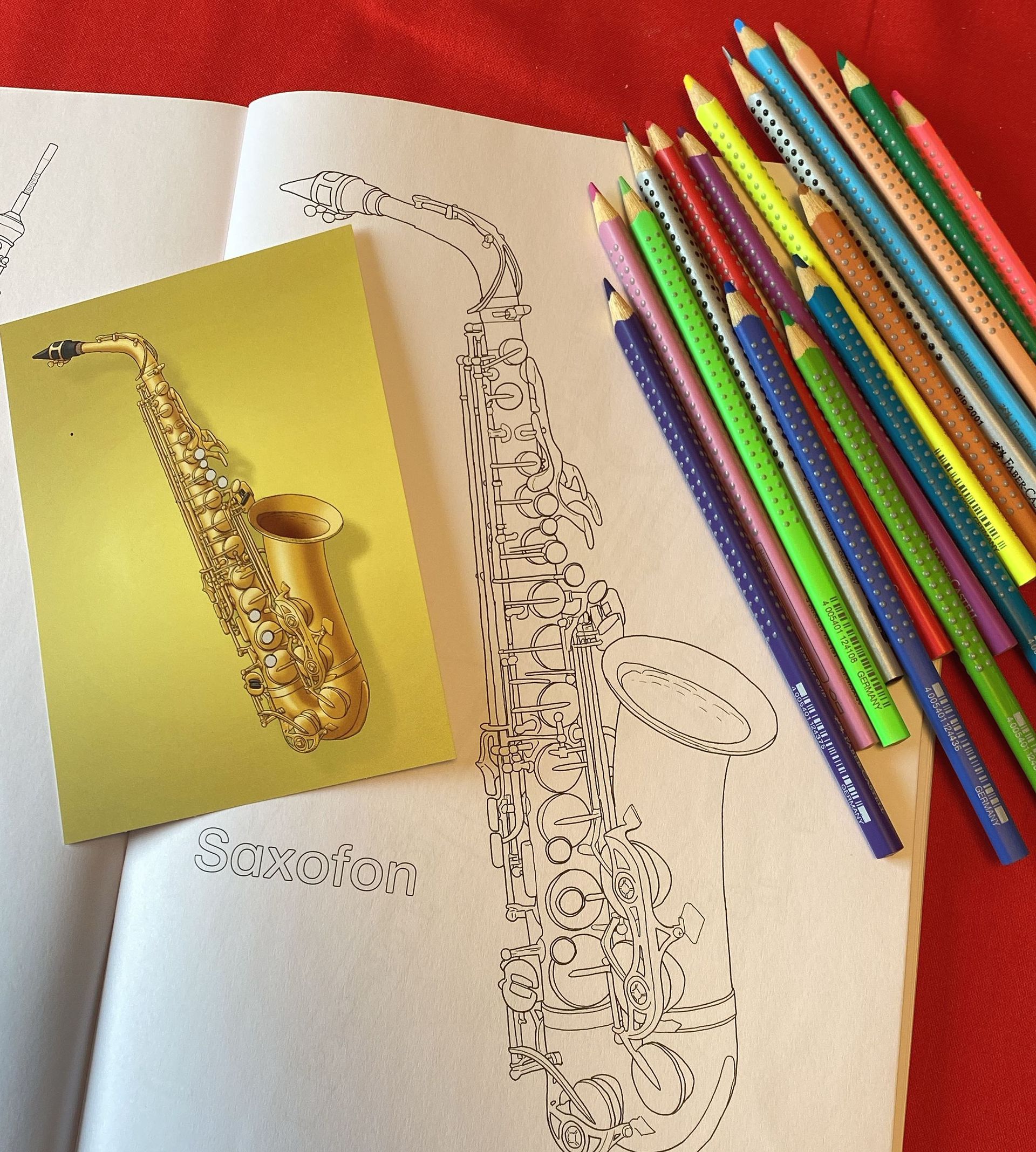 Saxofon Abbildung mit Ausmalbuch und bunte Stifte 