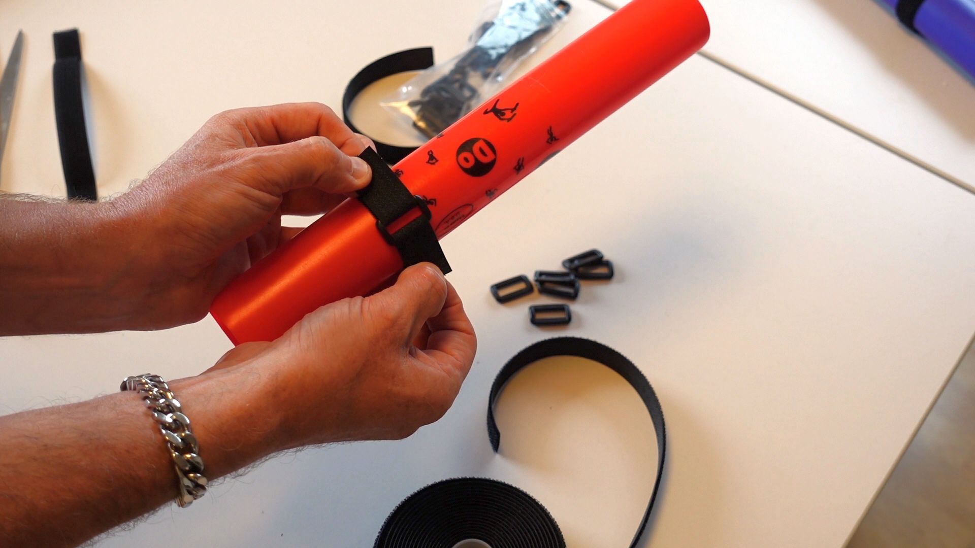 Klettband an den Boomwhackers® anbringen, damit man sie später befestigen kann.