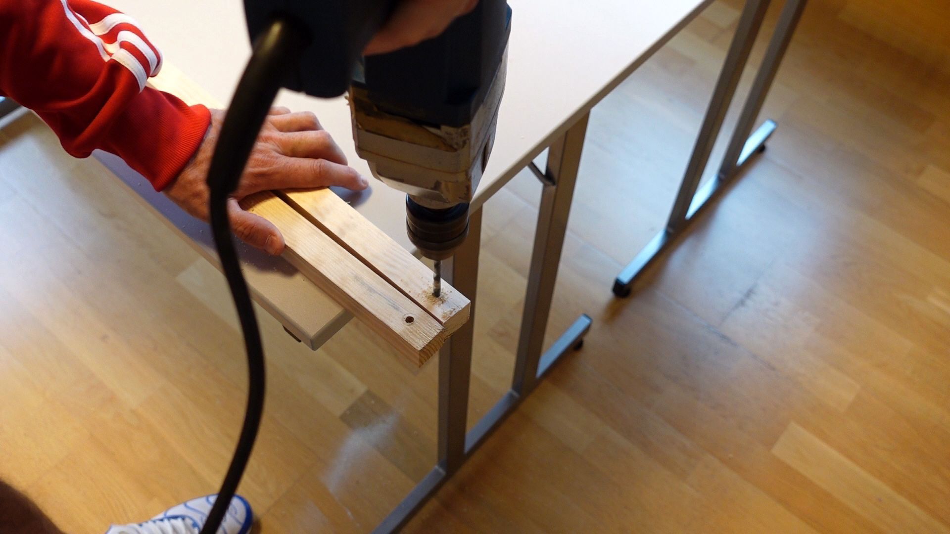 Löcher zur Befestigung bohren. Damit entsteht der Rahmen für das Boomwhackers Instrument