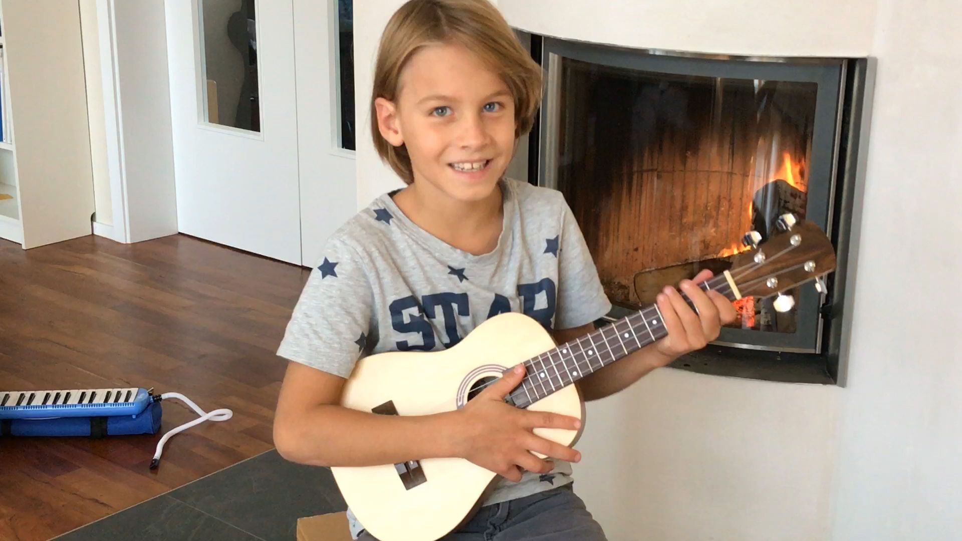 Kind mit Ukulele
