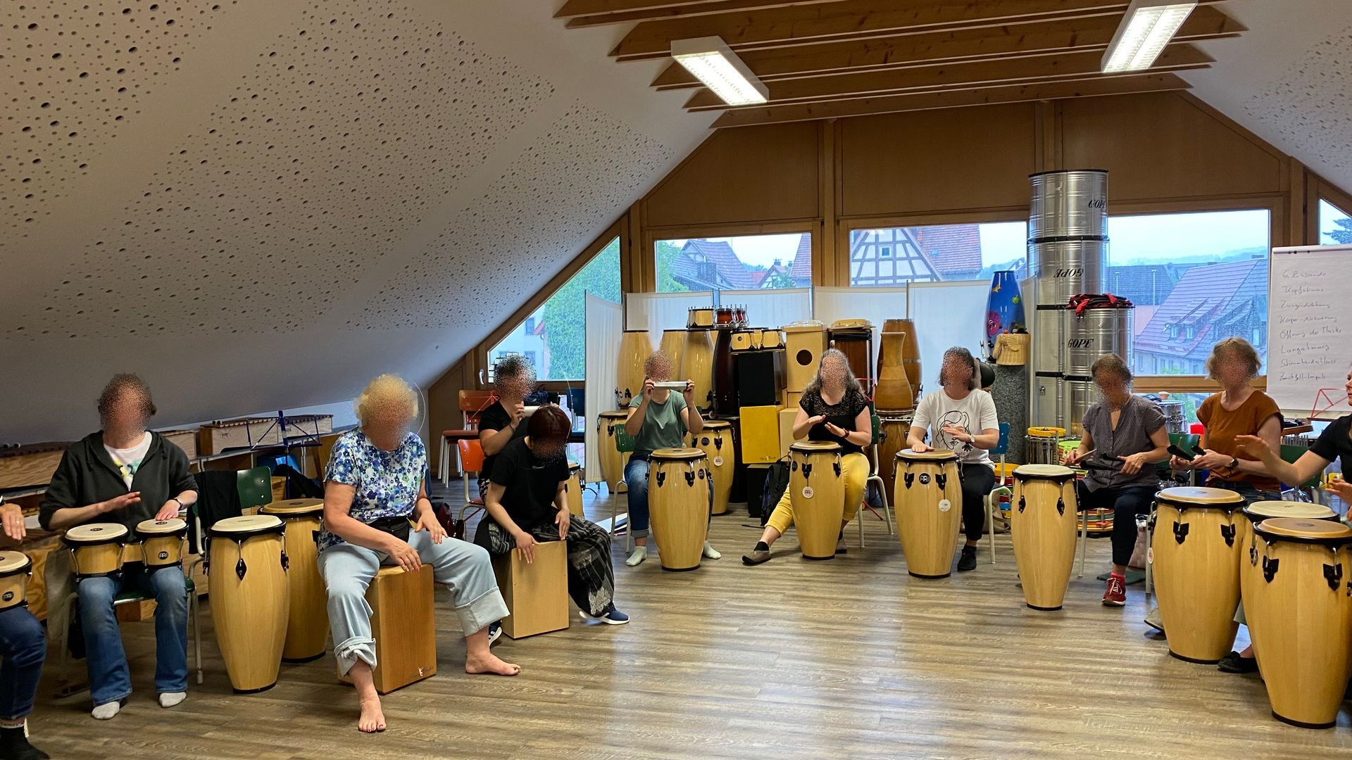 Rhythmusklasse mit Bongos, Cajón, Bongos, Agogo und Shaker Trommelgruppe mit Congas, Glocken, Bongos und Cajón